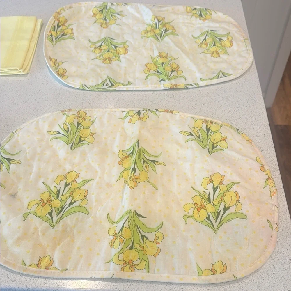 Vintage Floral Yellow Kitchen Set of 2 placemats 4 napkins